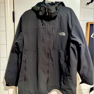 Men’s North face coat. Very good condition. No tears or flaws. Removable hood.